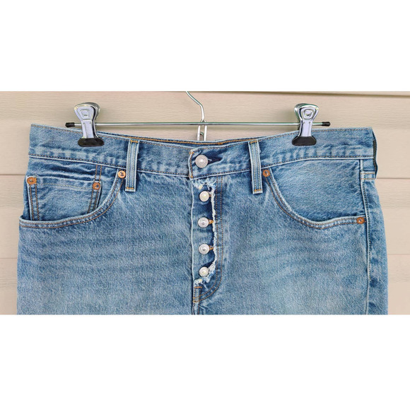 Women's Levi's 501 Cut-Off Exposed‎ Button Fly Light Wash Denim Shorts Size 31 - Picture 3 of 8